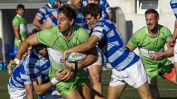 Nicolás Coronel lleva el balón en el partido que jugó el Bathco en San Román ante el Cisneros.