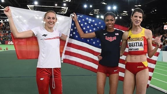 Ruth Beitia, a la derecha, posa con la polaca Licwinko (bronce) y la campeona del Mundo, la estadounidense Vashti Cunningham.