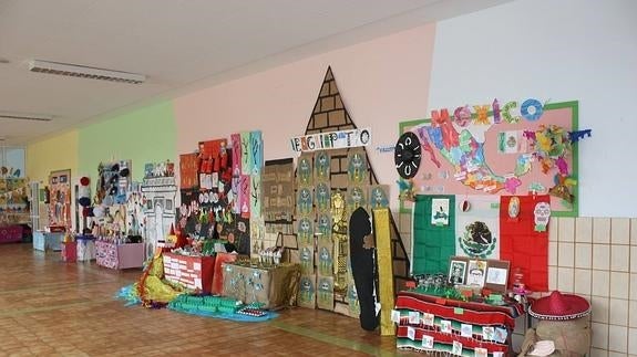 Los alumos organizaron en la galería del centro una feria de turismo de lo más internacional.