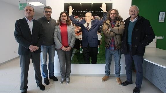 De izquierda a derecha, Mariano Bustamante, Víctor Diego, Sonia Díaz, Fernando Trío y 'Tuto' Sañudo posan junto a la fotografía del fallecido Nando Yosu. 