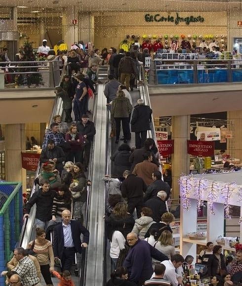 Clientes en un centro comercial de Cantabria.