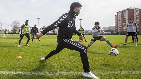 Pumpido, en primer término, se ejercita en un rondo ayer en La Albericia.