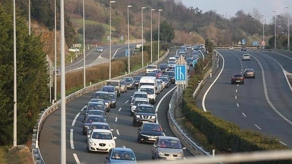 Retenciones en las autovías y el acceso Brañavieja cortado, en el arranque de la Semana Santa