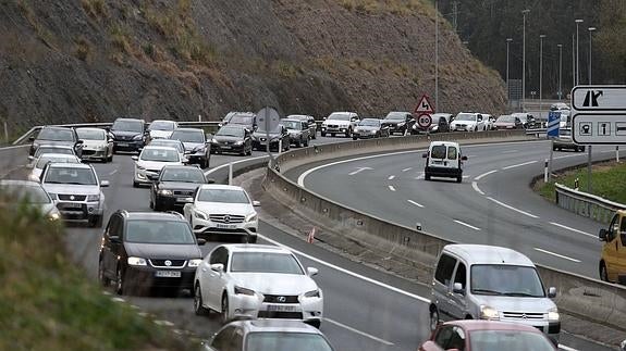 Tráfico lento y en caravana a la altura de Mioño, sentido Bilbao, en la Autovía del Cantábrico.