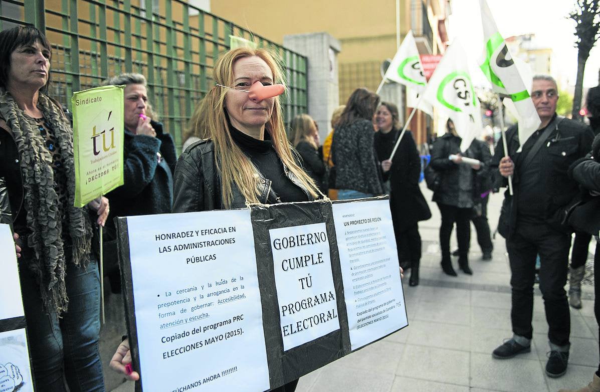 Los representantes de TÚ y CSIF protestaron este lunes frente a la sede del Gobierno.