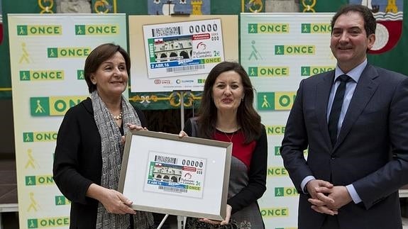 La delegada territorial de la ONCE, Raquel Pérez, y la presidenta del Parlamento, Dolores Gorostiaga, presentaron el cupón de la ONCE dedicado a la Cámara, en el Parlamento.