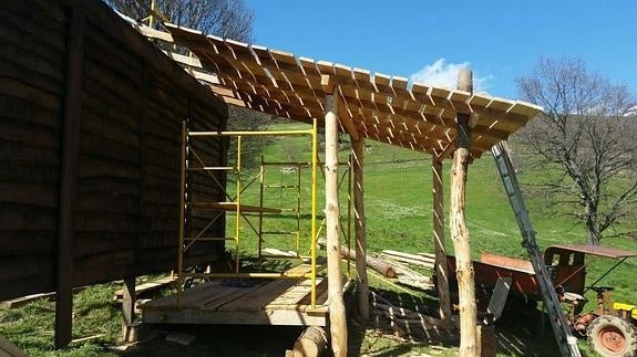 La cabaña está construida en madera.