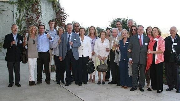 Carmen Ferrer, en el centro de la imagen rodeada de familiares y amigos.