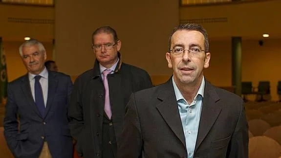 Javier Noriega, a la derecha, será sustituido por Miguel Burgada.