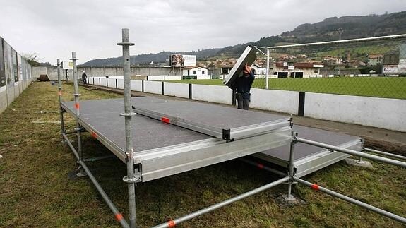 En marzo de 2015, el estadio de ‘Les Caleyes’ instaló unas gradas supletorias para acoger la visita del Oviedo.