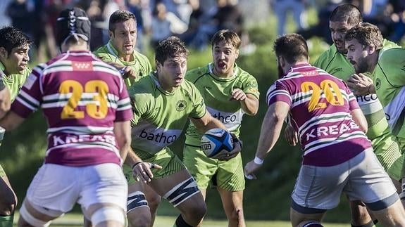 Nicolás Coronel lleva el balón en el encuentro de la primera vuelta en San Román, que ganó el Alcobendas.