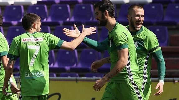 Celebración de un gol en el partido ante el Valladolid B.