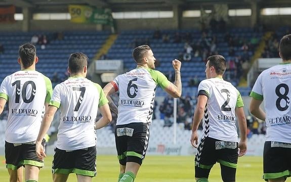 Granero y sus compañeros celebran el gol racinguista.