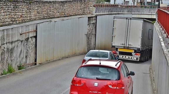 Las placas de las paredes del túnel están levantadas.