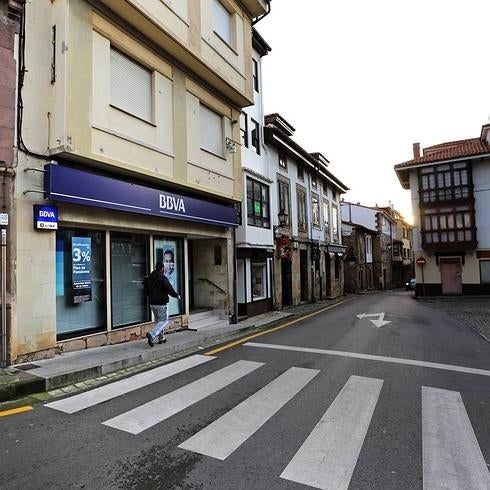 BBVA tiene actualmente 41 oficinas en Cantabria. En la foto, la sucursal de Comillas.