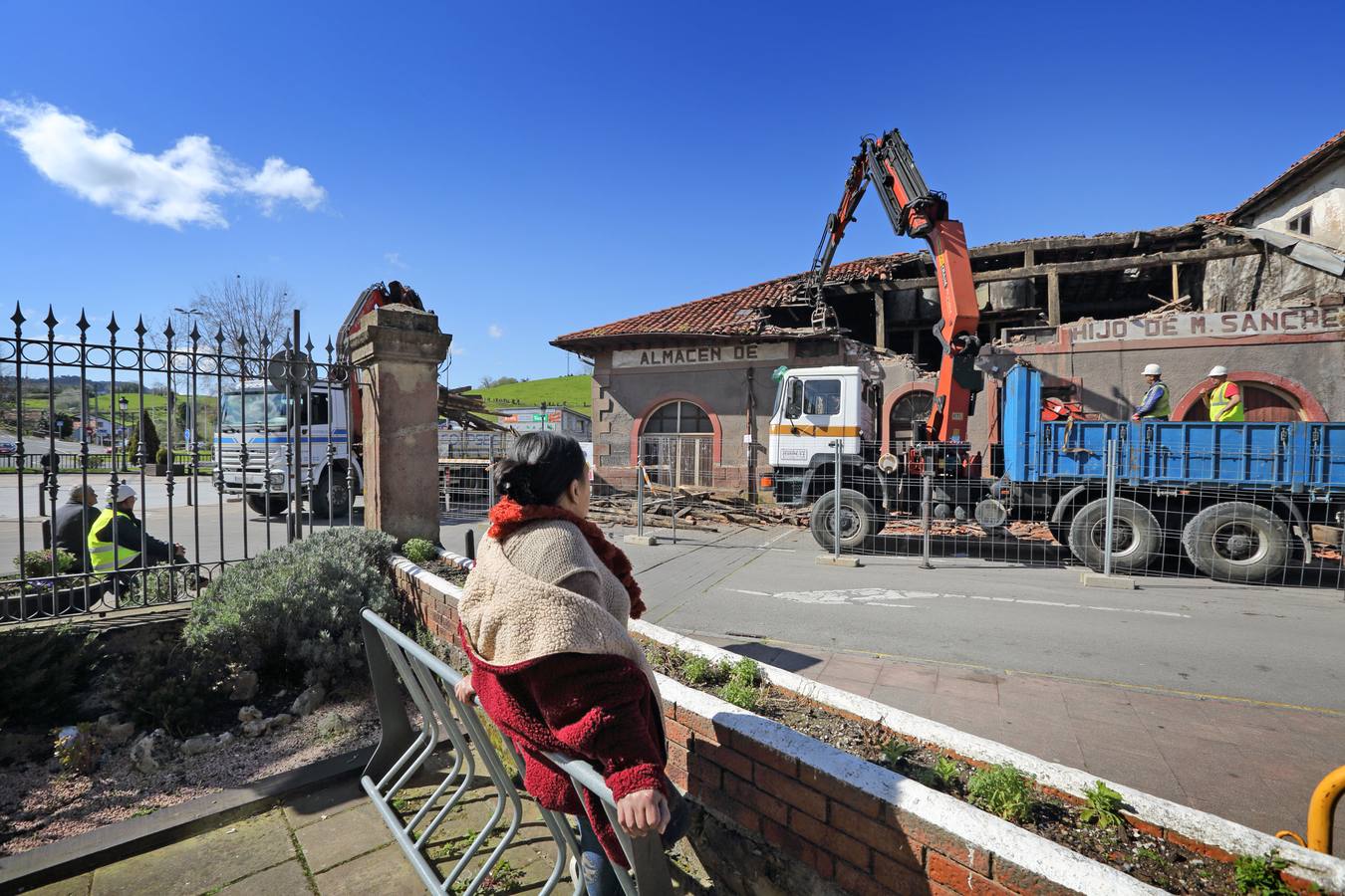 La pala excavadora se 'come' el tejado del viejo edificio ante la mirada atónita de varios vecinos.