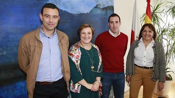 El alcalde de San Miguel de Aguayo, Alberto Fernández, la consejera María Luisa Real, el alcalde de Santiurde, Borja Ramos y la directora general de Ordenación y Atención Sanitaria, María Antonia Mora.