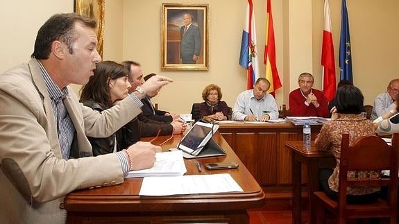 Blanco, a la izquierda, se dirige a Ruiz Moya, a la derecha, durante un pleno. 