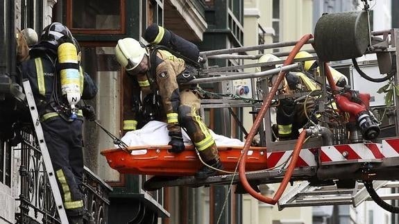 Algunos bomberos achacan a "una negligencia" la muerte de su compañero en Oviedo