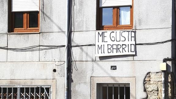 Carteles de protesta en el barrio de El Pilón