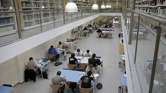 Interior de la Biblioteca Municipal 'Gabino Teira'.