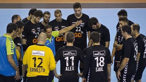 Rodrigo Reñones da instrucciones a los jugadores del Go Fit, que cada vez tiene más cerca la permanencia en su temporada de debut en la Asobal.