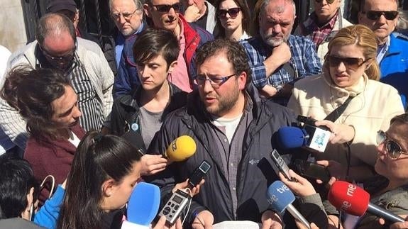 Mantecón ha ofrecido una rueda de prensa a la puerta del Ayuntamiento