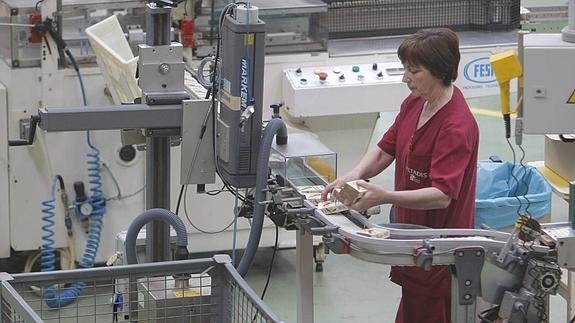 Una de las trabajadoras de Altadis en la planta de Entrambasaguas.