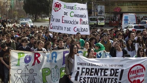 Los estudiantes cántabros salieron a la calle para rechazar la Lomce.