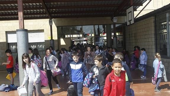 Salida de los niños en el colegio Manuel Lledías.