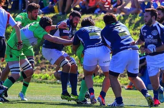 Manuel Mora lleva el oval en el partido que el Quesos Entrepinares jugó en San Román ante el Bathco en el inicio de la liga, el pasado 20 de septiembre. 