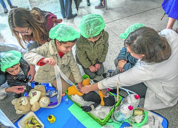 Un grupo de niños, en el 'Hospital de ositos' instalado en la plaza del Ayuntamiento.