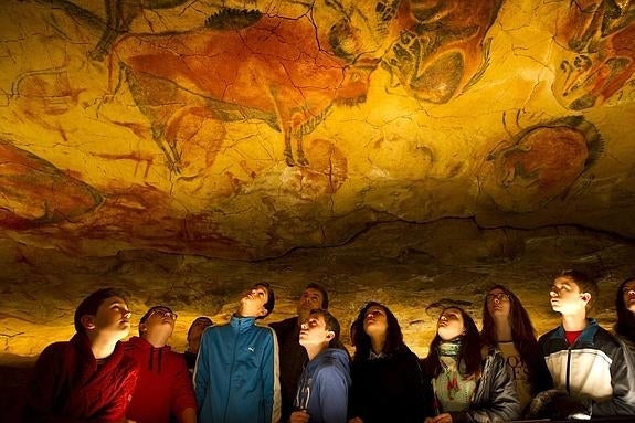 Un grupo de jóvenes observa la neocueva en el Museo de Altamira