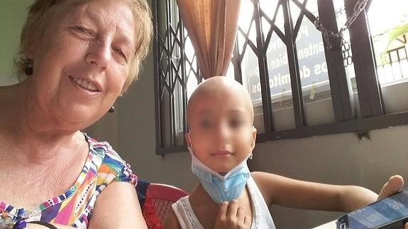 Asunción Sáez González con uno de los niños del hospital donde trabajaba