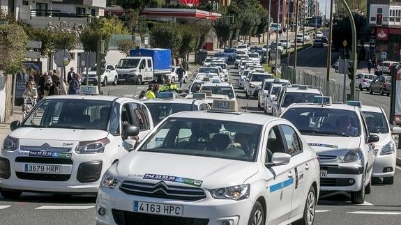 La manifestación de taxis ha colapsado el tráfico en Santander. 