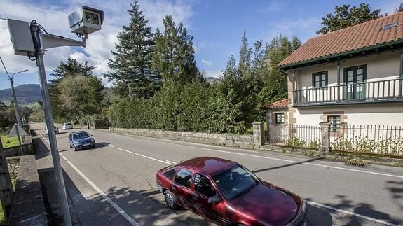 La cámara que fotografía a los coches que se saltan en rojo el semáforo de velocidad de Cayón.