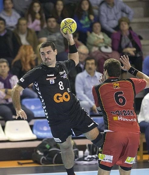 Blázquez lanza a portería durante el partido de ida.