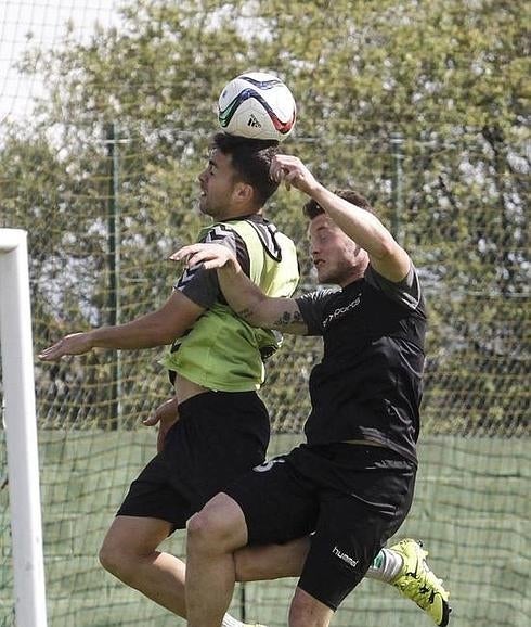 Dani Rodríguez (izquierda) salta a por un balón con Docal.