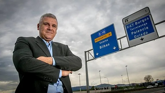 José Espartero posa ante el cartel de la autovía que marca el camino del Seve Ballesteros, frente a las instalaciones de El Diario Montañés