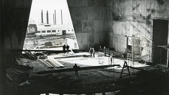 La imagen tomada, desde lo que es hoy la sala Argenta, en 1989 muestra el esqueleto de la fachada frente a la bahía