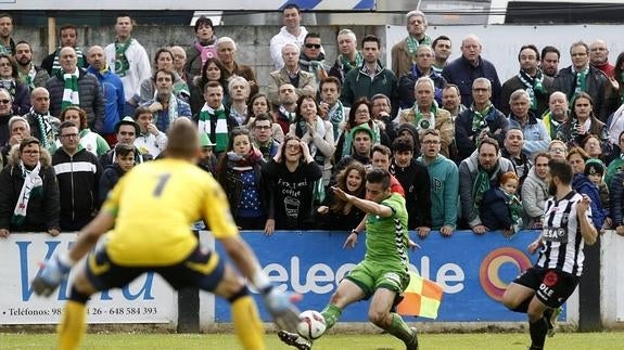 Óscar cuelga un centro al área del Lealtad después de desbordar a su marcador, en el partido del pasado domingo.