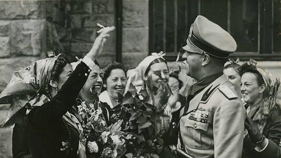 Santander, julio de 1939. El conde Ciano conversa con jóvenes montañesas que acudieron al Balneario de Corconte para ofrecerle un ramo de flores. 