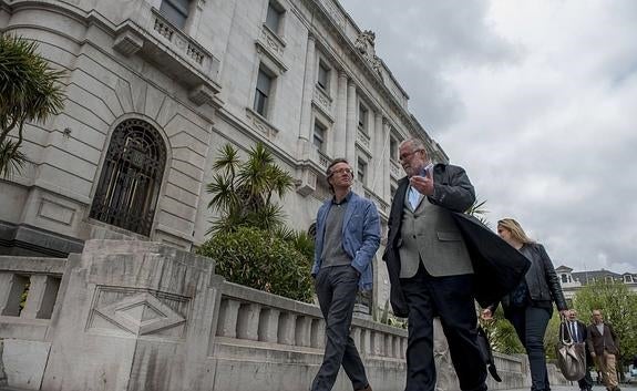 Lassalle y Ruiz, tras visitar el edificio Banco de España 