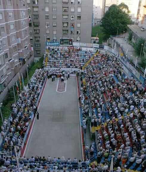 Uno de los llenos en la bolera santanderina de El Verdoso, donde entran más de 2.200 aficionados.