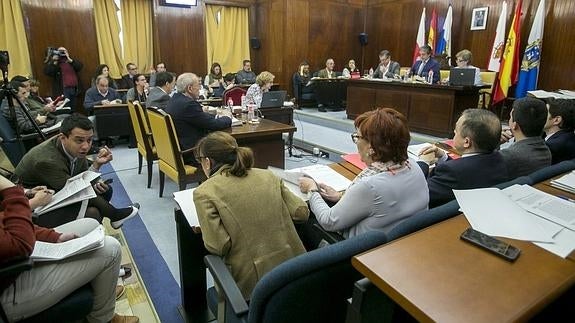 Vista general del salón de pleno del Ayuntamiento de Santander celebrado este jueves.