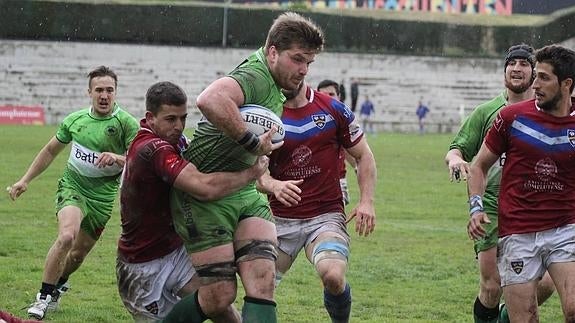 Schab lleva el balón en el encuentro ante el Cisneros.