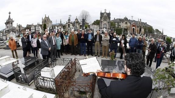 Ofrenda floral ante la tumba de Hermilio Alcalde del Río, acompañada con música de viola.