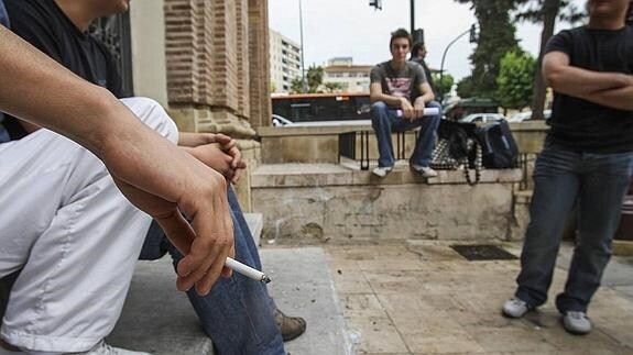 Actualmente, el 7,7% de los adolescentes cántabros fuma, con un consumo medio de 4,7 cigarrillos diarios.