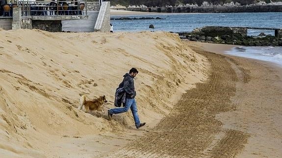 Trabajos de relleno en la playa de La Magdalena tras un temporal