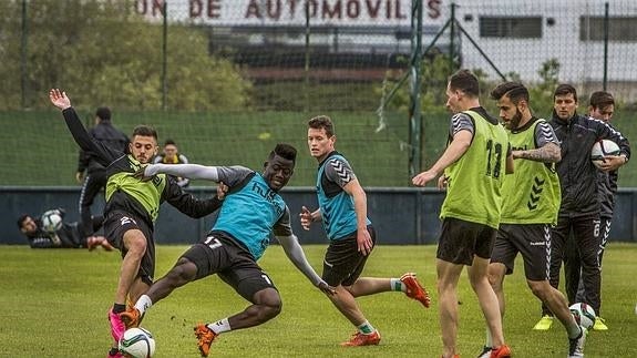 Colulibaly pugna con Artiles por un balón en un entrenamiento de La Albericia.